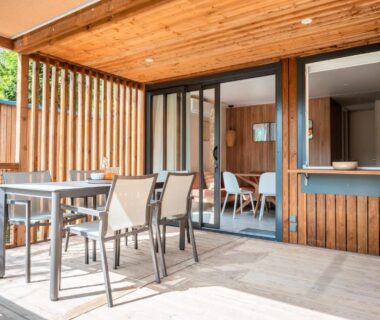 Terrasse en bois avec table et chaises du mobil-home Rives d'Arc