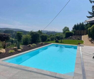 Piscine extérieure et terrasse avec vue sur la campagne à la Roulotte Le Coq La Mazille