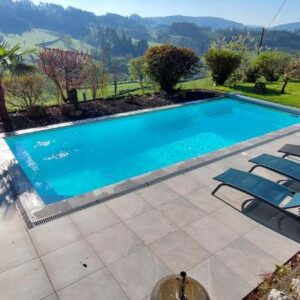 Piscine extérieure avec transats à la roulotte Le Coq La Mazille