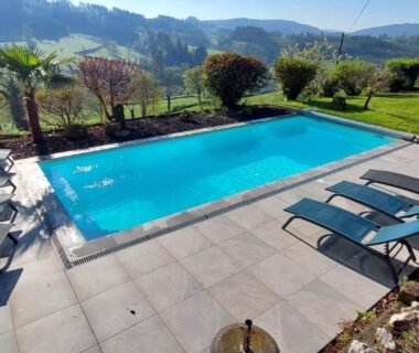 Piscine extérieure avec transats à la roulotte Le Coq La Mazille