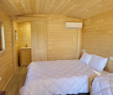 Intérieur en bois avec lits dans la Roulotte à Sapharey