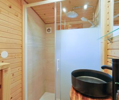 Salle d'eau en bois avec douche et vasque noire dans la Roulotte au cœur des vignes Hyères
