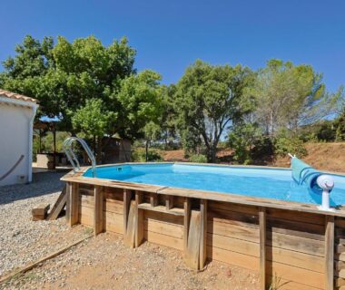 Espace extérieur avec piscine hors-sol de la Roulotte au cœur des vignes à Hyères