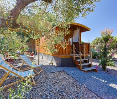 Terrasse en bois avec chaises longues devant la roulotte au cœur des vignes Hyères