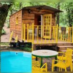 Terrasse en bois avec chaises et piscine à la Roulotte avec piscine la jonquille
