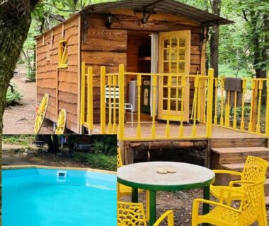 Terrasse en bois avec chaises et piscine à la Roulotte avec piscine la jonquille