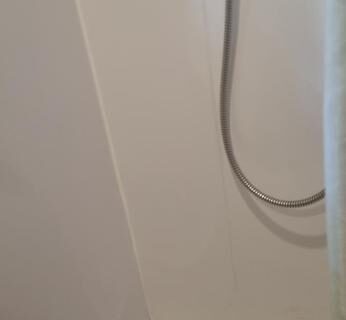 Douche cabine dans la roulotte avec piscine la jonquille