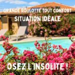 Piscine avec fleurs et transats à la Roulotte de la Villa Font Vive