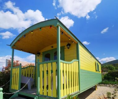 Terrasse en bois et façade colorée de la Roulotte de la Villa Font Vive
