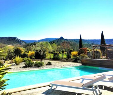 Piscine et transats en terrasse dans le Sud Ardèche à la Roulotte de la Villa Font Vive