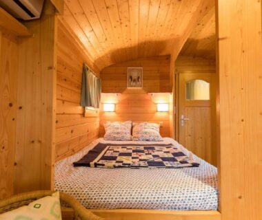 Intérieur en bois avec lit double dans la Roulotte de la Villa Font Vive