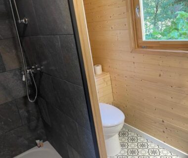 Salle d'eau avec douche et WC dans la Roulotte hébergement atypique