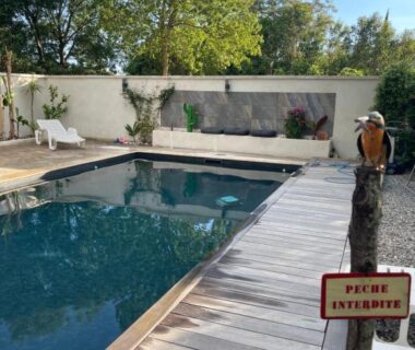 Piscine et plage en bois dans le jardin à la Roulotte hébergement atypique