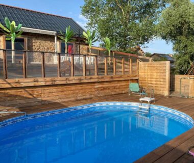 Piscine extérieure et terrasse en bois au camping Roulottes des Combrailles