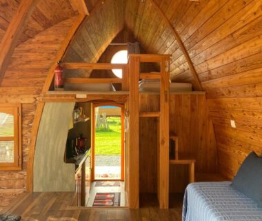 Intérieur en bois avec lit superposé dans la roulotte Roulottes des Combrailles