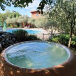 Jacuzzi et piscine au camping Roulottes et Cabanes de Saint Cerice