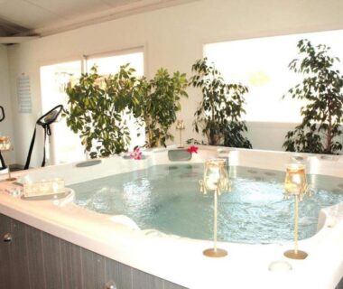Espace spa intérieur avec jacuzzi au camping SABLE DU MIDI chez gégé