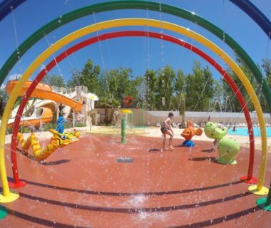 Aire de jeux aquatique avec arches colorées et toboggans au camping SABLE DU MIDI chez gégé