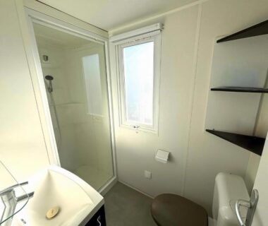 Salle de bain avec douche lavabo et WC du mobilhome SC L Aventura 3 ch 2 SDB tout confort