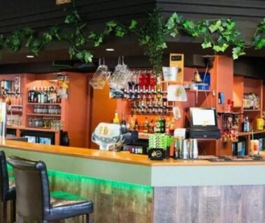 Bar intérieur avec comptoir et tabourets au camping SC L'Aventura 3 ch 2 SDB tout confort