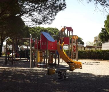 Aire de jeux ombragée au camping SC L'Aventura 3 ch 2 SDB tout confort