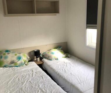 Chambre avec deux lits simples et petite table de chevet dans le SC L'Aventura 3 ch 2 SDB
