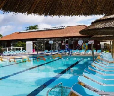 Espace piscine extérieure avec transats au SIBLU la Réserve 321 near lake 8 Per, 2SDB