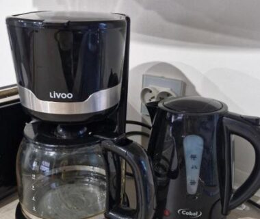 Coin cuisine avec cafetière et bouilloire dans l'hébergement SIBLU la Réserve 321 near lake 8 Per 2SDB