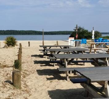 Plage de sable avec transats et tables au bord du lac SIBLU la Réserve 321 near lake 8 Per 2SDB