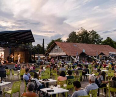 Terrasse extérieure avec scène et convives au SIBLU la Réserve 321 near lake 8 Per, 2SDB