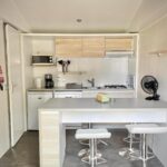 Cuisine équipée avec bar et tabourets dans le Safari Mobilhome near EP mit AC