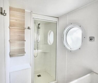 Salle de bain avec douche et hublot dans le Safari Mobilhome near EP mit AC
