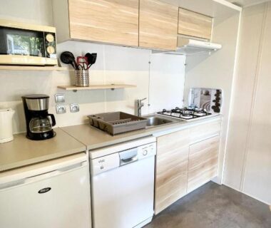 Cuisine équipée avec plaque, lave-vaisselle et cafetière du Safari Mobilhome near EP mit AC