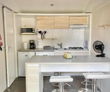 Cuisine équipée avec bar et tabourets dans le Safari Mobilhome near EP mit AC
