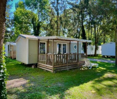Emplacement ombragé avec terrasse en bois et transats du Safari Mobilhome near EP mit AC