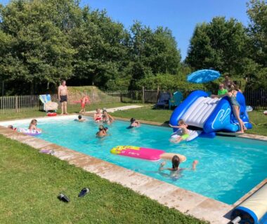 Piscine extérieure avec toboggan gonflable et enfants au SafariLodge 6 persoons
