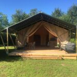 Terrasse en bois avec tente safari et salon extérieur du SafariLodge 6 persoons