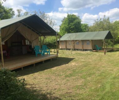 Campement sur pelouse avec tentes et terrasse du SafariLodge 6 persoons