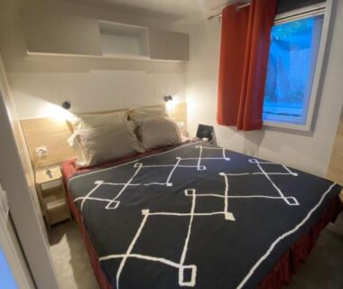 Chambre avec lit double, chevets et fenêtre dans le Bungalow LUXE 6 personnes Saint tropez-Gassin