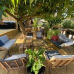 Terrasse ombragée avec salon de jardin et plantes dans le Saint tropez-Gassin Bungalow LUXE 6 personnes