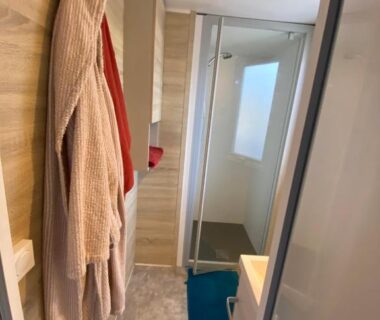 Salle de bain avec douche cabine et peignoirs dans le Saint tropez-Gassin Bungalow LUXE 6 personnes