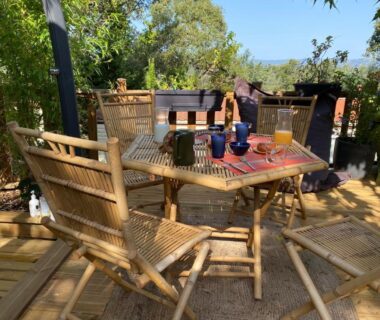 Terrasse en bois avec table et chaises au Bungalow LUXE 6 personnes Saint tropez-Gassin