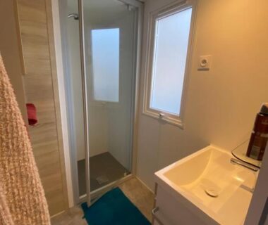 Salle de bains avec cabine de douche et lavabo dans le Bungalow LUXE 6 personnes Saint tropez-Gassin