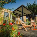 Terrasse en bois avec transats du camping Sauvage