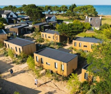 Côte bretonne avec mobil-homes en bois au camping Sauvage