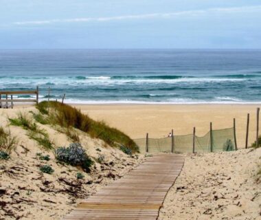 Passerelle en bois vers la plage et les dunes du Sbvacances TOUT CONFORT 2ch et 1sdb