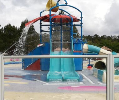 Aire aquatique avec toboggans et jets d'eau au Sbvacances TOUT CONFORT 2ch et 1sdb
