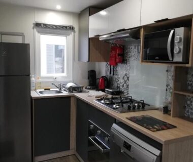 Cuisine équipée avec réfrigérateur four plaque de cuisson et lave-vaisselle dans le logement Sbvacances TOUT CONFORT 2ch et 1sdb