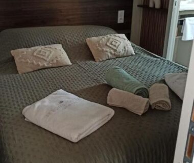 Chambre avec lit oreillers et serviettes dans le camping Sea View Amazing