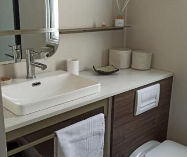Salle de bains avec vasque miroir et toilettes du Sea View Amazing
